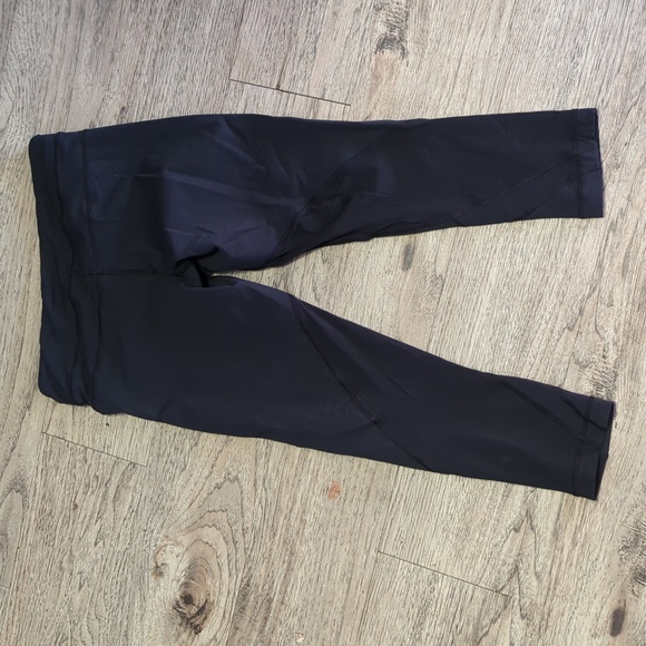Lululemon everyday. Black crop these are super comfy size 6 - Picture 2 of 4